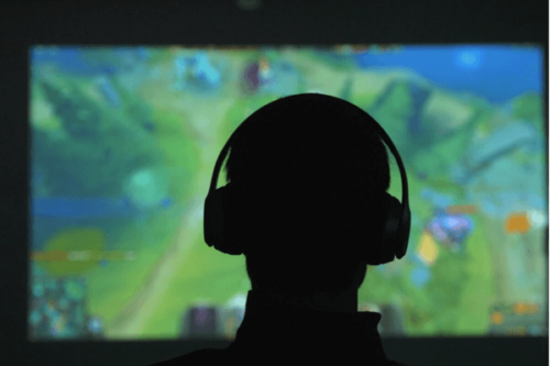 En tonåring som spelar dataspel.