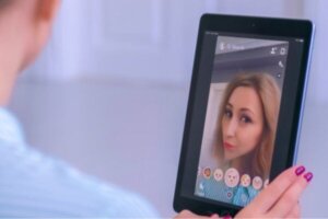 Selfiedysmorfi, att leva sitt liv genom filter på sociala nätverk