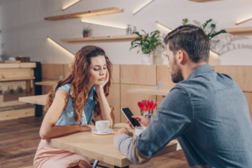 Vad kan du göra om din partner tittar mer på sin mobil än på dig?