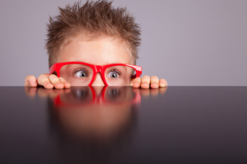 Vetenskapen hävdar att barn uppfattar stimuli som vuxna inte ser
