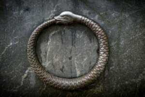 Ouroboros paradox och den eviga återkomsten