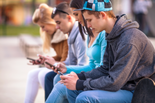 Sju tips att ge dina tonåringar om sociala medier