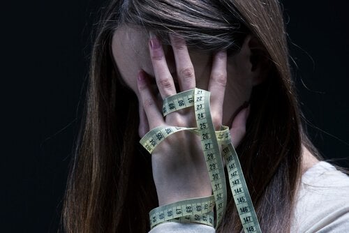 Anorexi och självskadebeteende: Symtom och behandling