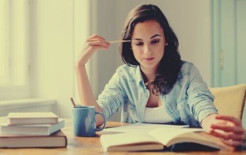 Är det bättre att läsa tyst eller högt när du studerar?
