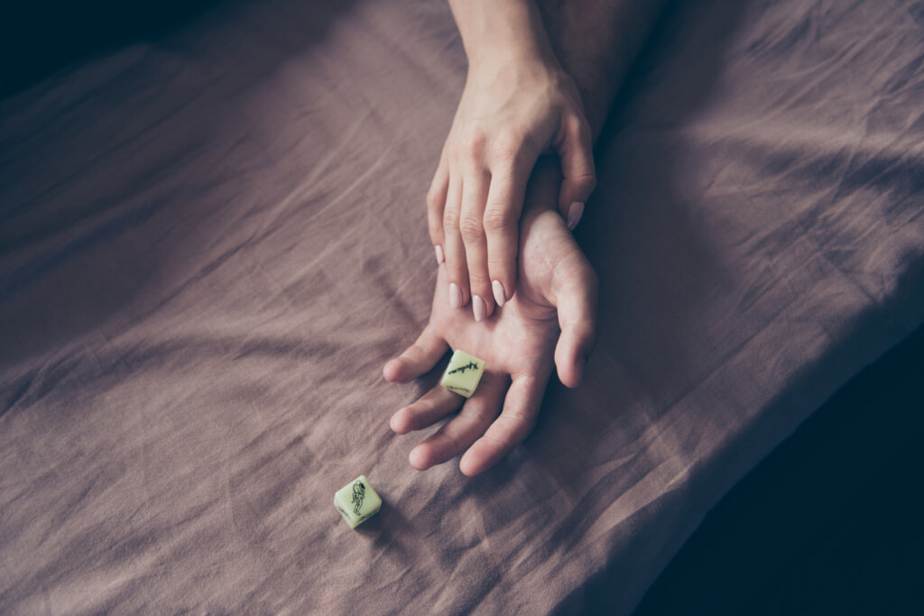 Håller sin partners hand