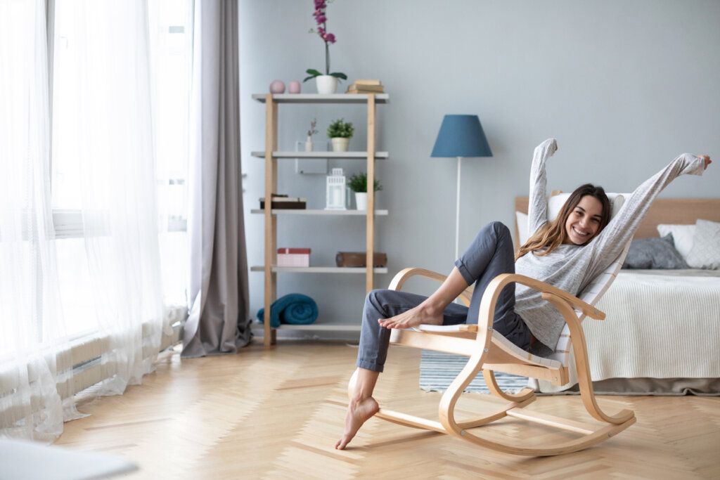 Glad kvinna i vardagsrum