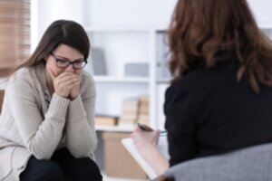 Att övervinna svårigheten att tala om sexuella övergrepp i terapi