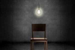 Bygg medkänsla för dig själv med tomma stolen-tekniken