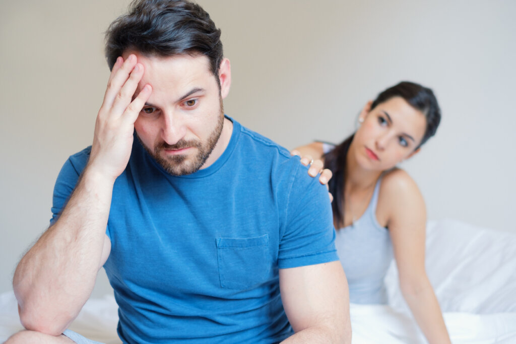 Bekymrad man tar sig för pannan