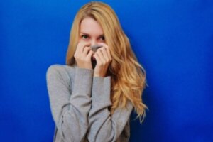 Ursprunget till och syftet med en känsla av förlöjligande