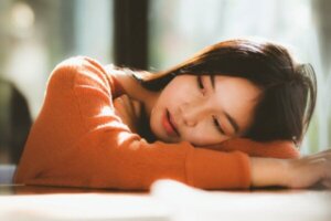 Länken mellan anknytningstrauma och självkritik