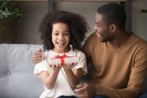 Viktiga faktorer att tänka på när du ger ditt barn en mobiltelefon