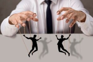 Manipulatörer anklagar andra för att manipulera: Är du ett offer?