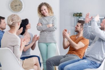 Anonyma Alkoholisters tolvstegsprogram för att övervinna beroende