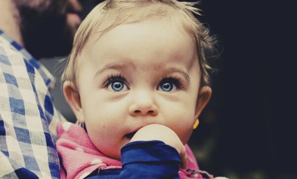 Hur vet bebisar vem de kan lita på?